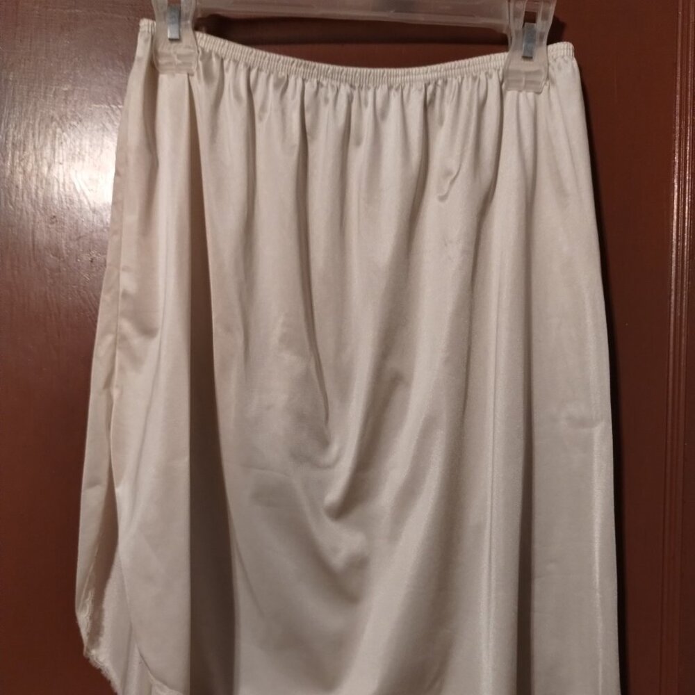 VINTAGE MEDIUM BEIGE VANITY FAIR SLIP-20" INCHES-TRICOT NYLON
